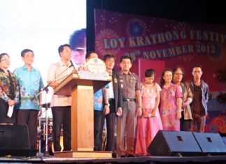 Mayor Itthiphol Kunplome announces the start of this year’s Loy Krathong festivities at Bali Hai, as high ranking police officials along with TAT staff and city councilors cheer him on.